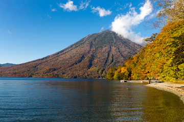 中禅寺湖と男体山