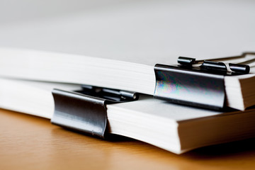 ダブルクリップで留めた書類
