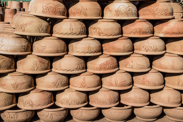 Große Töpfe aus Keramik gestapelt auf einem Basar in Marokko