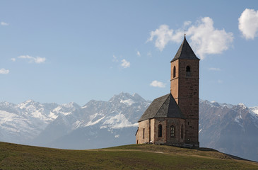 Fototapeta na wymiar das bekannte Kirchlein St. Kathrein in Halfing bei Meran ( Südtirol)