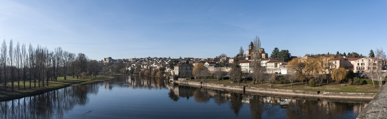 Fototapeta na wymiar ville de Pont du Château sur la rivière Allier.