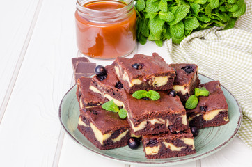 Cheesecake brownies with currants and caramel sauce