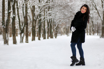 Fototapeta na wymiar woman walking in winter snow-covered park