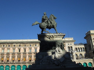 Scultura dedicata a Vittorio Emanuele II, Milano