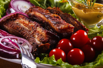Baked pork ribs with vegetables and mustard