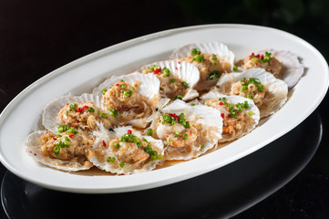 Steamed scallop with garlic and rice noodles