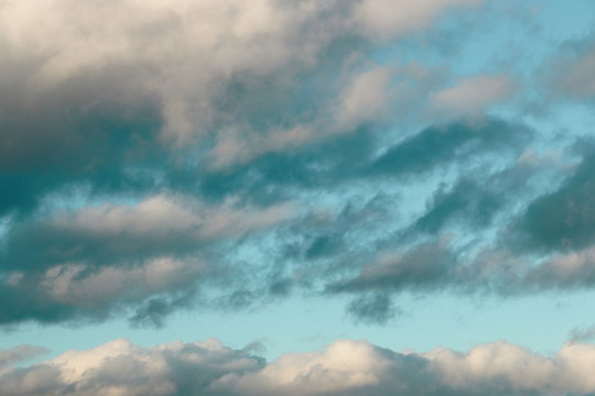 wolkenverhangener t&uuml;rkisblauer Himmel
