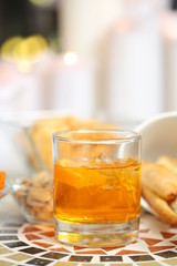 Ice tea glasses with crackers 