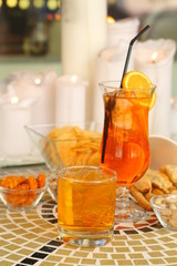 Ice tea glasses with crackers 