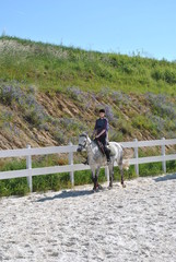 Nastolatka podczas lekcji jeździectwa