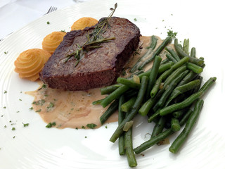 Steak mit grünen Bohnen