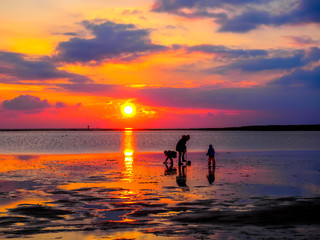 Fototapeta premium Familie im Wattenmeer