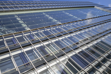 Fassade eines modernen Bürogebäudes in Hamburg, Deutschland
