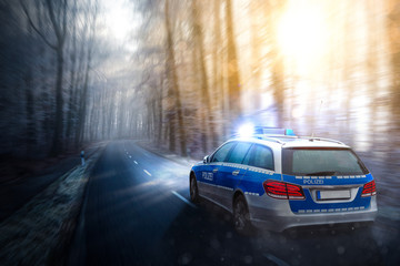 Fototapeta na wymiar Polizeiauto mit Blaulicht