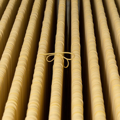 Fototapeta premium Lavorazione di spaghetti in fabbrica artigianale