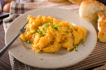 Scrambled eggs with buns