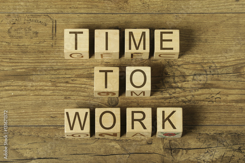 "time to work text on cubes on wooden background" photo libre de droits