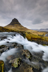 Surpreendente paisagem Islandesa das cascatas de Kirkjufell. 