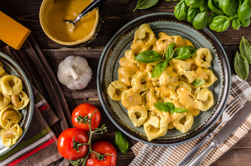 Tortellini with cheese sauce