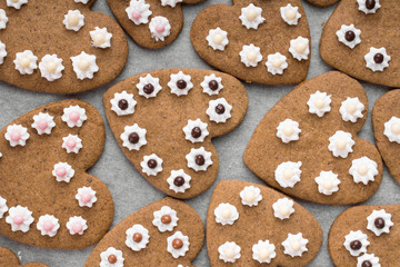 Obraz na płótnie Canvas Heart shaped cookies on baking paper background