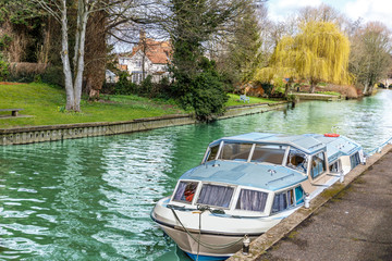 Naklejka premium A boat on a river in the middle of a natural landscape