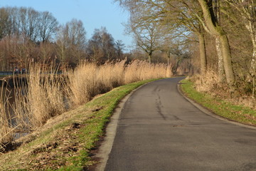 winterzonnetje op het fietspad langs het Apeldoorns Kanaal