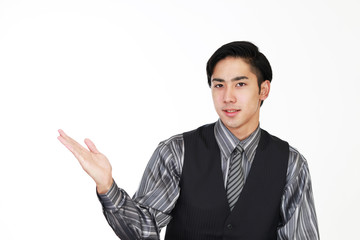 案内する笑顔のウェイター
