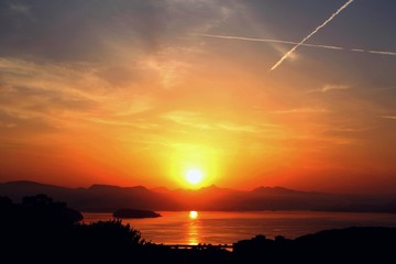 Fototapeta premium 虚空蔵山に沈む夕陽