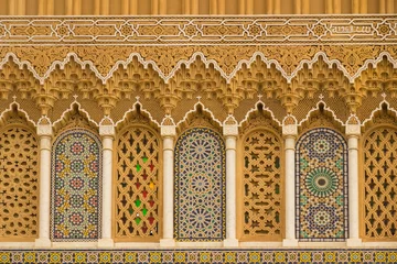 Fototapeten Islamische Kalligraphie und bunte geometrische Muster a Marokko. © juriskraulis