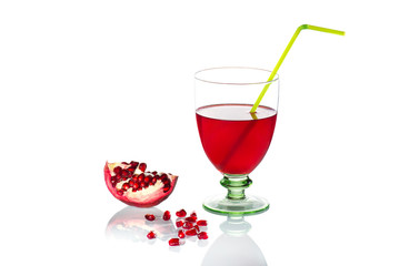 Granatapfel und Glas Saft isoliert