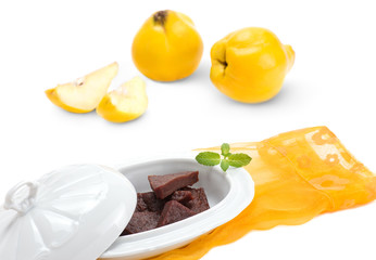 Marmelade aus Quitten hergestellt, isoliert