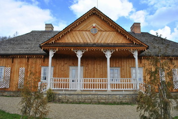 Drewniany dom z werandą