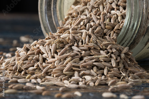 quot cumin seeds spilling from a spice jar quot zdjęć stockowych i quot cumin seeds spilling from a spice jar quot zdjęć stockowych i