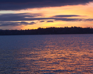 A view of the Seattle skyline from Waverly Beach Park in a winter sunset at Kirkland, Washington