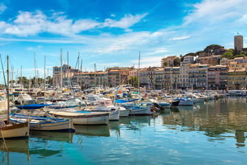 Fototapeta na wymiar Yachts anchored in port in Cannes