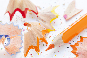 Naklejka premium Sharpened orange pencil and wood shavings