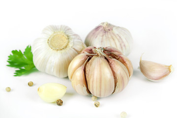 Obraz premium Garlic with leaves of coriander isolated on white 