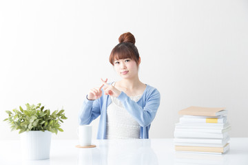 デスクワーク・女性(白バック)