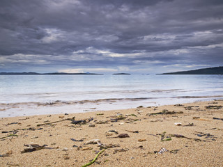 Dark clouds over a tropical beach, Gewitterwolken über dem Meer