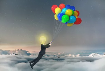 Konzept der Freiheit. Ein Geschäftsmann, der von Ballons mit angehoben wird © sveta