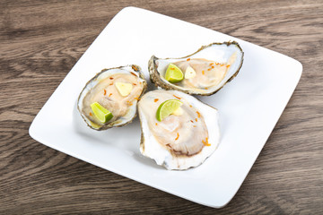 Raw oysters with lime