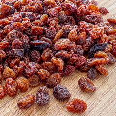 Dried raisins