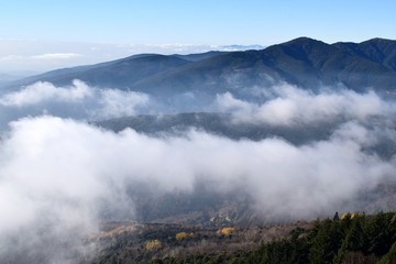 Fototapeta premium Paisajes nubes en las montañas,