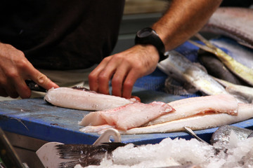 fisch wird auf dem markt küchenfertig gemacht, Mallorca, Palma