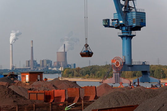 Umladung von Sch&uuml;ttgut im Rheinhafen Orsoy, mit Kraftwerk Duisburg-Walsum im Hintergrund