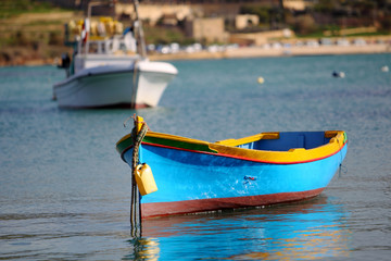 Łodzie rybackie w porcie Marsaxlokk na Malcie - obrazy, fototapety, plakaty