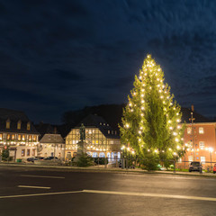 Fototapeta na wymiar Weihnachtsbaum auf einem Marktplatz am Abend
