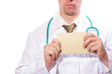 Doktor mit Stethoskope hält ein Zettel