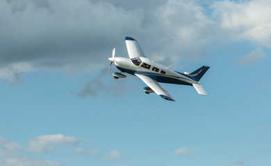Single turboprop aircraft landing aircraft. - obrazy, fototapety, plakaty