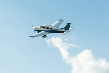 Single turboprop aircraft landing aircraft.